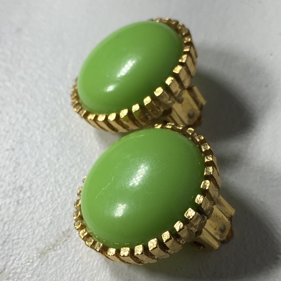 Vintage Green Gold Tone Clip On Earrings - Picture 1 of 8